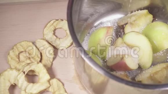糖倒进一壶苹果里慢动作视频的预览图