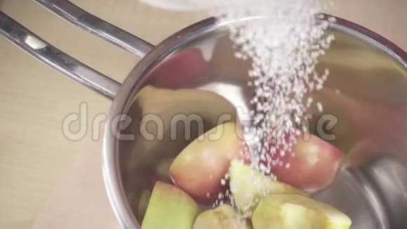 慢动作苹果片覆盖着糖视频的预览图