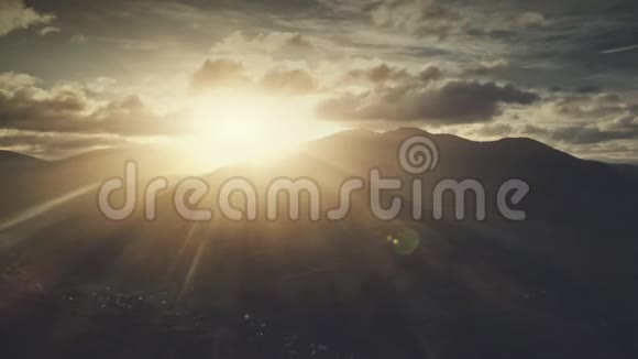柔和的日出高地表面景色鸟瞰视频的预览图