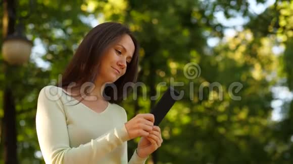 女性在智能手机中阅读信息视频的预览图