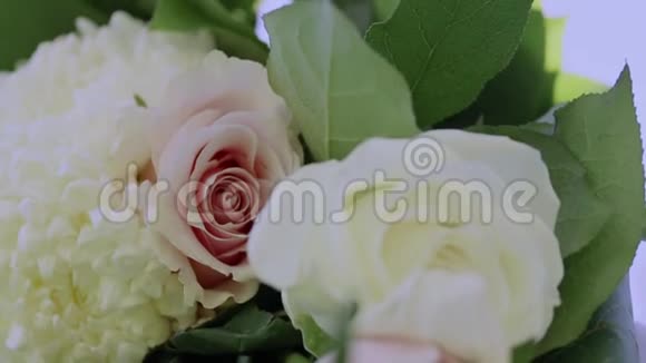 为一场户外婚礼把花贴在一个凉亭上倾斜到天空视频的预览图