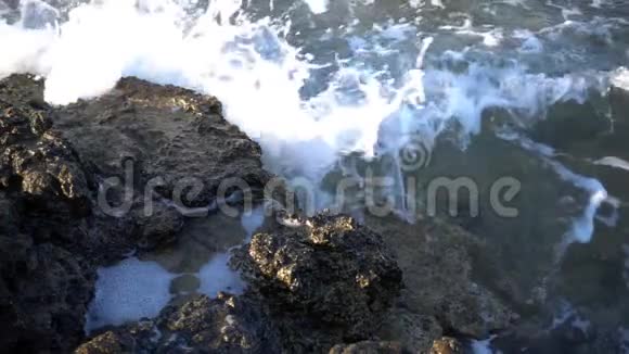 海边的波浪和岩石视频的预览图