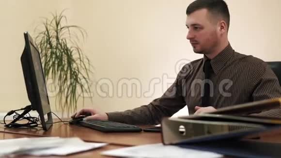 他办公室里的年轻商人在工作视频的预览图