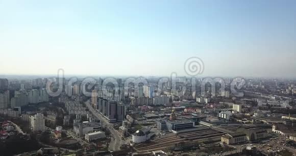 从春天鸟瞰基辅市景色视频的预览图