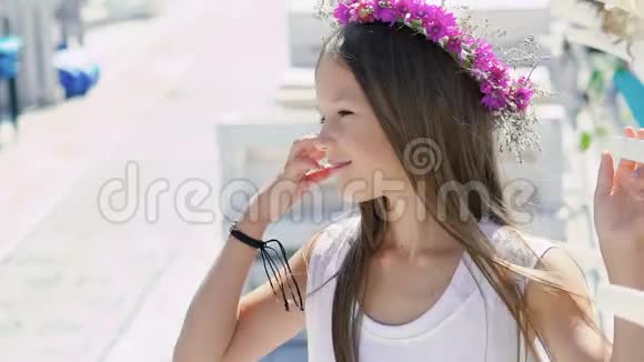 快乐的小女孩环顾四周摸着花盆慢慢地视频的预览图