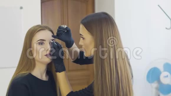 这位女士的中镜头肖像在美容院得到了修眉师父用指甲花抹眉视频的预览图