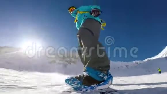 在意大利阿尔卑斯山山坡上的滑雪者阳光明媚的冬日视频的预览图
