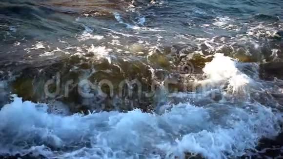 海边的波浪和岩石视频的预览图