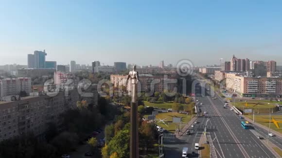 列宁斯基大道与尤里加加林纪念碑中午下来的城镇街景和汽车交通视频的预览图