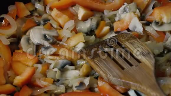 新鲜蔬菜和蘑菇在锅里烤视频的预览图