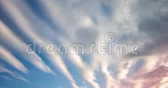 蓝色的天空背景晚上有微小的卷曲条纹云天气晴朗多风天气视频的预览图