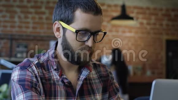 专注的胡子男人用电脑视频的预览图