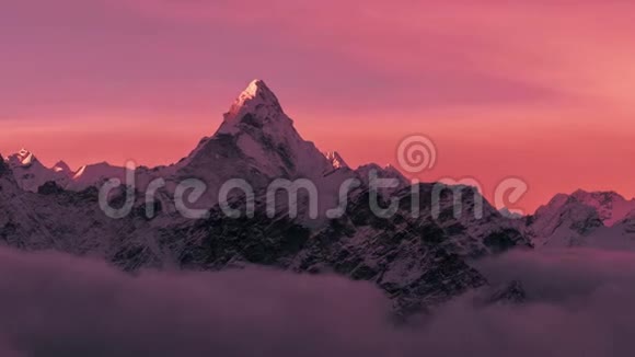 时间流逝AmaDablam峰日出云喜马拉雅山4k视频的预览图