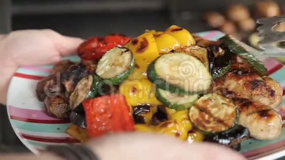烤香肠和蔬菜放在烤盘上视频的预览图
