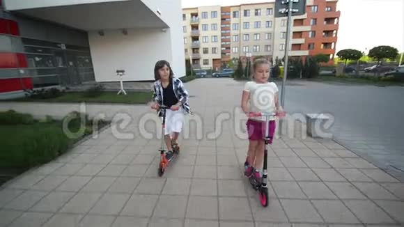 快乐的孩子们在户外骑踢踏车他们在一起玩得很开心视频的预览图