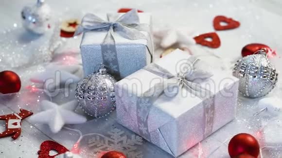 圣诞餐桌装饰有银色礼物和红色视频的预览图