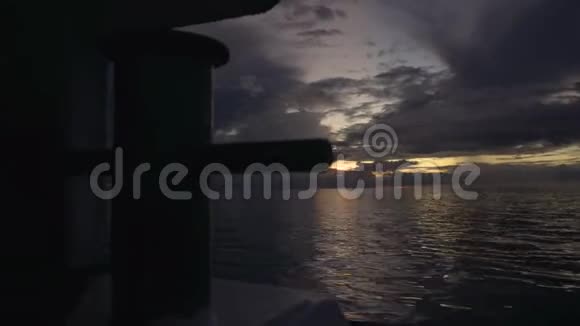 海洋之上的金色晚霞视频的预览图