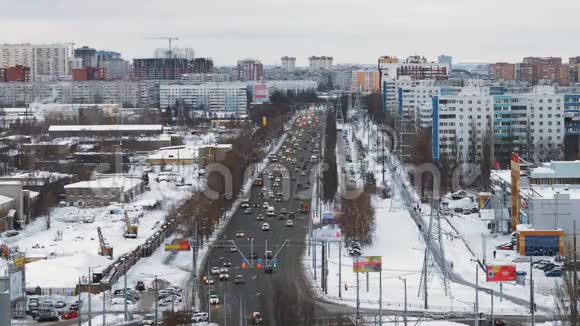 冬天汽车在城市的道路上行驶顶景视频的预览图
