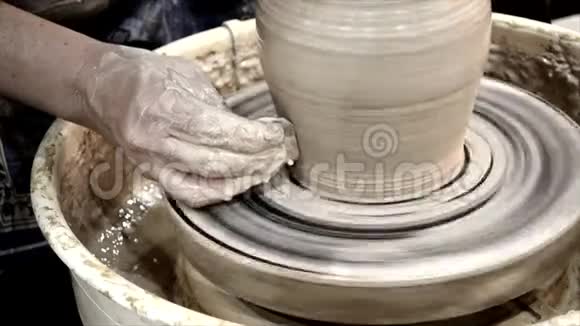陶工车轮上粘土的车间成型脏手在泥里视频的预览图