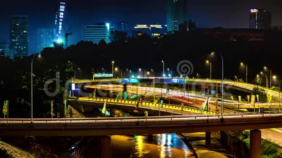 马来西亚吉隆坡夜间高速公路立交桥交通4K时移4K时差视频的预览图