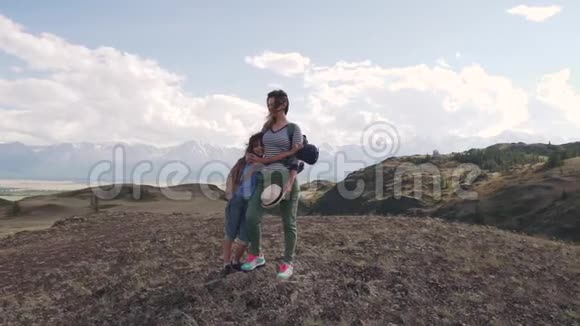 山区母子画像一个年轻的女人和她的女儿去野营了视频的预览图