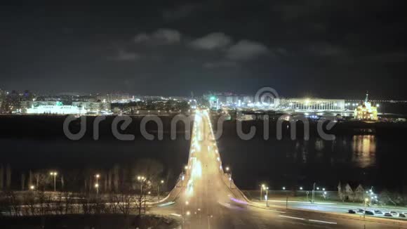 尼兹尼诺夫哥罗德与卡纳文斯基桥和亚历山大内夫斯基大教堂的夜景视频的预览图