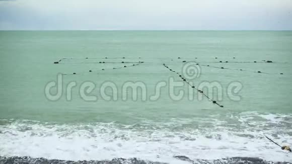 靠近海岸的大海里的一张渔网视频的预览图