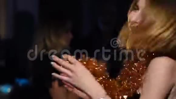 一个女孩在新年的公司聚会上跳舞视频的预览图