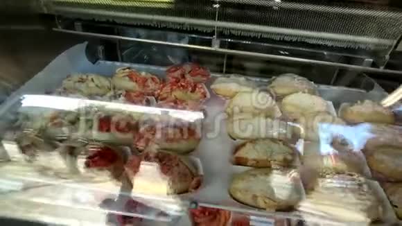河蟹虾和海鲜三明治在渔人码头出售视频的预览图