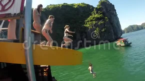 越南哈长女孩跳跃视频的预览图