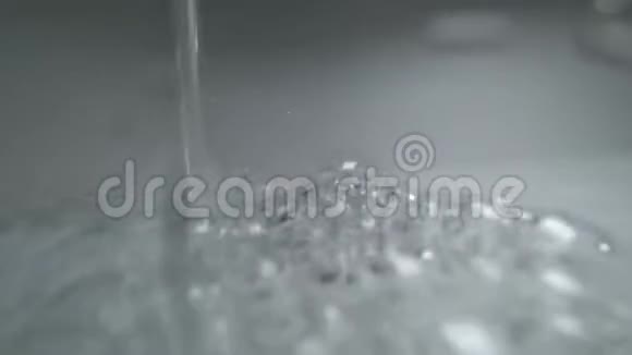 水的气泡视频的预览图