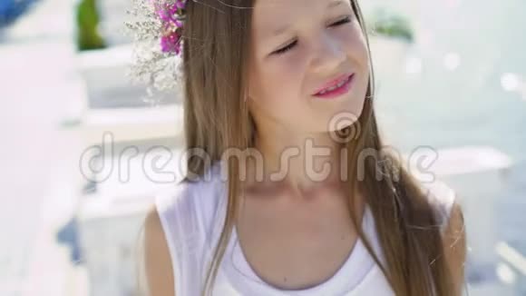 可爱的年轻女孩看着一边对着海湾酒吧的摄像机微笑4K视频的预览图
