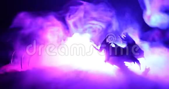 龙族战斗场景2龙准备战斗旋转地面用雾状背光调色视频的预览图