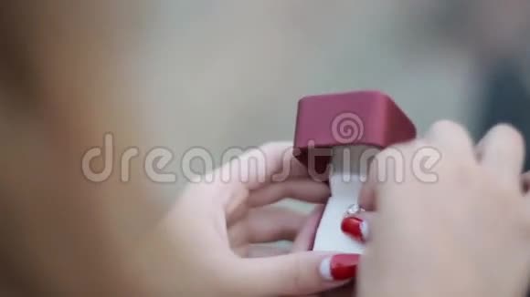 女孩接受求婚视频的预览图