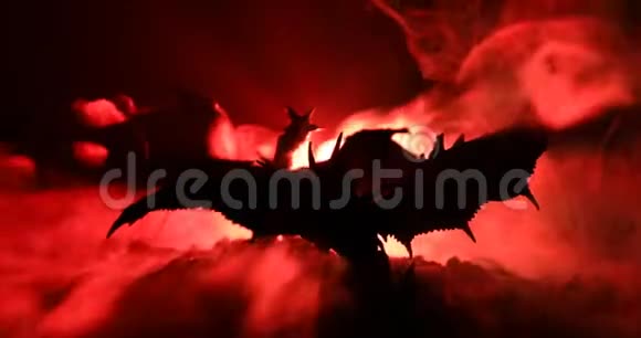 龙族战斗场景2龙准备战斗旋转地面用雾状背光调色视频的预览图