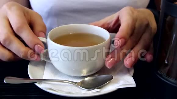 女人拿着一杯茶视频的预览图