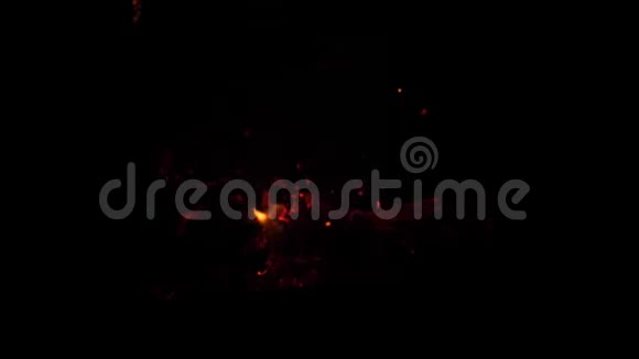 火的红煤在夜间发光燃烧的红火在夜间燃烧慢动作视频的预览图