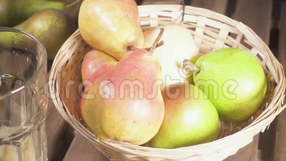 篮子里的慢动作梨子和一杯果汁视频的预览图