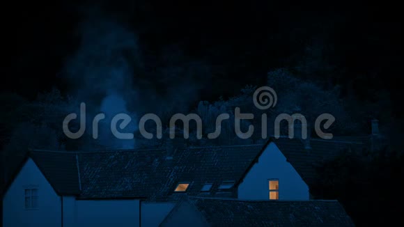 夜间从农村的房屋中升起的烟雾视频的预览图