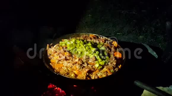 街头美食在木桩上煮熟的食物视频的预览图