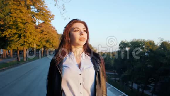 年轻快乐商务女性独自漫步城市的肖像穿白色衬衫的白种人女孩视频的预览图