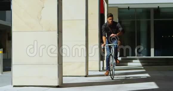 男性通勤者在办公场所骑自行车4k视频的预览图