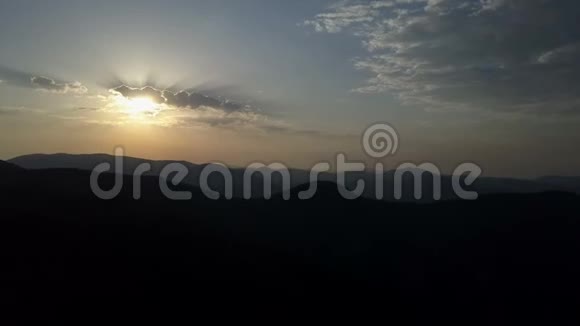 日出光线下群山的美丽轮廓日出时在克里米亚令人惊叹的山景视频的预览图