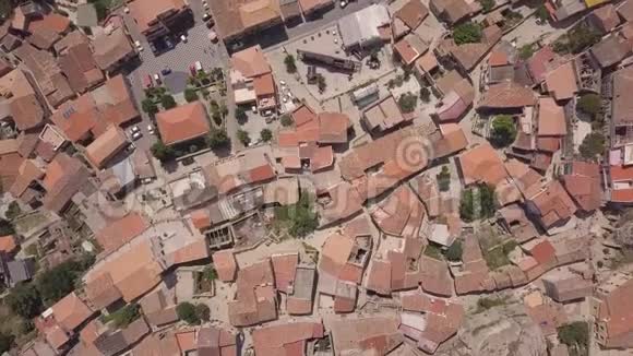 卡拉布里亚山上意大利村庄4k空中自顶向下的惊人景象视频的预览图