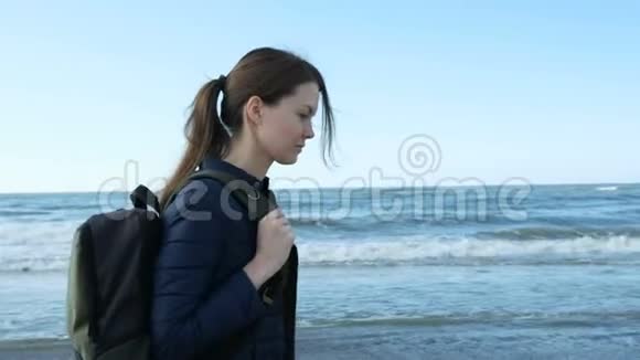在孤独的海滩上的海浪和女孩视频的预览图
