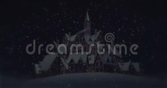 夜晚降雪时山顶上有教堂的老村庄视频的预览图