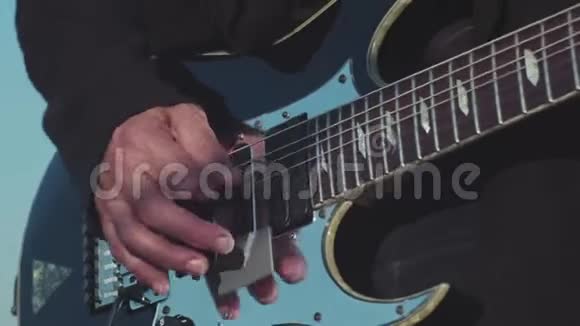 吉他手弹低音吉他的老手特写库存老音乐家弹吉他的出色表演视频的预览图