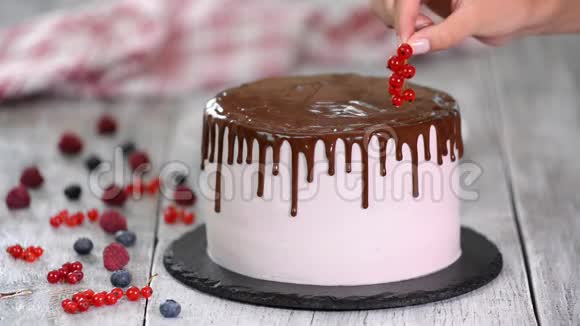 美丽的自制蛋糕与夏季浆果巧克力糖霜在白色的桌子上视频的预览图
