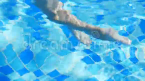 在水池里孩子们扑通一声倒在水里阳光阳光反射在水的波浪中视频的预览图