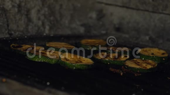切西葫芦或小胡瓜是在烧烤烤架上烤熟的而不是在Llowmo的餐厅里的煤吃蔬菜的时候视频的预览图